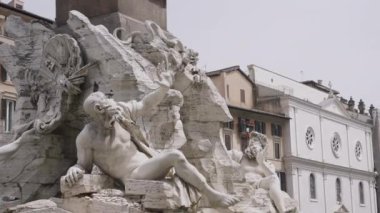 Mimari anıtın yanında nefes kesici heykel. Başla. Sanat anlayışı, şehir caddesi, antik eserlerin güzel heykelleri.