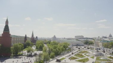 Bir şehir meydanının yaz günü havadan görünüşü, mimari kavramı. Başla. Yeşil park ve büyük bir şehrin sokakları