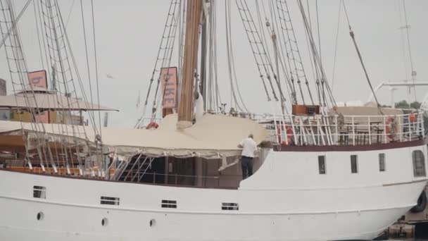 美しい白い大きな船 アクション 曇った空の背景に新しいフリゲート 休日と旅の概念 — ストック動画