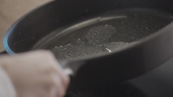 Concept Cuisine Une Grande Poêle Noire Sur Laquelle Huile Est — Video