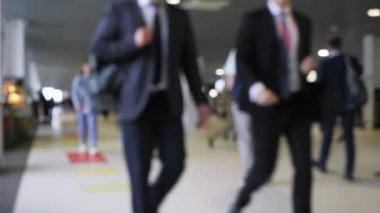 Alışveriş veya iş merkezinden geçen bulanık bir kalabalık. Medya. Alışveriş merkezi binasında birçok insan odaklarını kaybetmiş. 