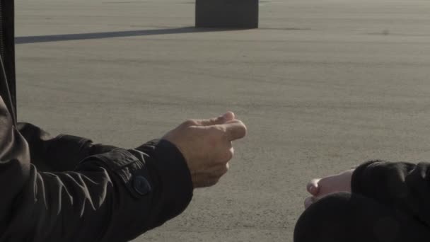 Gesta Hdr Silné Mužské Ruce Zobrazující Různá Gesta Během Rozhovoru — Stock video