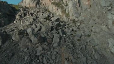 Taştan bir dağ yamacının havadan görünüşü. Vuruldu. Güneşli bir günde taşlı kayalıklar