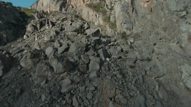 Vista Aérea Una Ladera Montaña Piedra Dispararon Acantilado Roca Con — Vídeo de stock