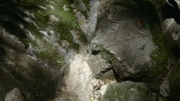 Duży Strumień Wody Górach Kreatywny Długi Strumień Tryskający Kamiennych Skałach — Wideo stockowe