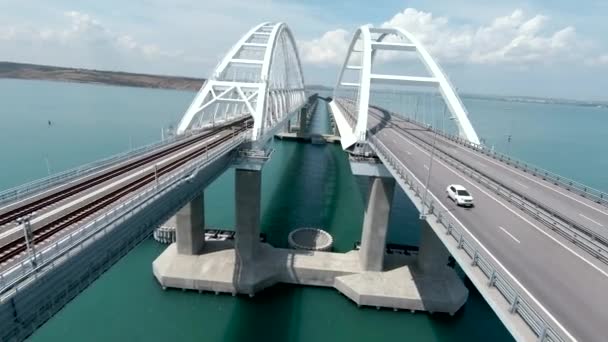 Великий Міст Переміщенням Рідкісних Автомобілів Постріл Вид Повітря Політ Над — стокове відео