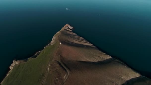 Vue Aérienne Une Cape Naturelle Une Mer Bleu Foncé Fusillade — Video