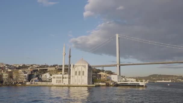 Paysage Rivière Une Rivière Bleue Avec Des Navires Garés Des — Video