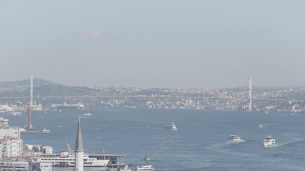 桟橋にある塔の様子 船や船が浮かぶ深海と 岸に立っている白い建物が見える 高品質の4K映像 — ストック動画