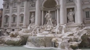 İtalya, Roma - 14 Temmuz 2022: Heykellerle dolu güzel bir mimari çeşme. Başla. Çeşme ve heykellerle antik binanın görkemli cephesi. Trevi çeşmesi heykel ve