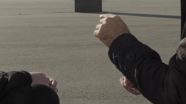 高清男性的一只强壮的手 在感情对话中向他的伴侣表现出某种东西 高质量的4K镜头 — 图库视频影像