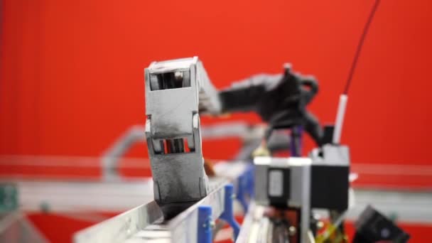 Närbild Mekanism Med Robotik Media Liten Mekanism Robotutställning Automatiserad Kryphålsmekanism — Stockvideo