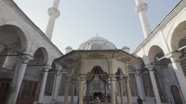 Türkiye, İstanbul - 14 Temmuz 2022: Minareleri tarihi eser olan güzel bir cami. Başla. Yüksek minareli caminin avlusunun alt manzarası. Güzel minareler berrak gökyüzüne yükselir