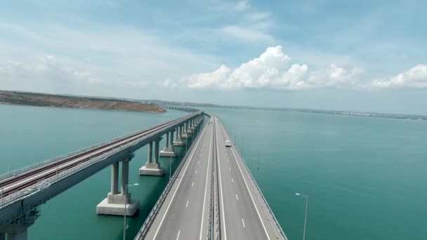 Вид Зверху Прекрасний Підвісний Міст Морі Постріл Білий Міст Бірюзовому — стокове відео