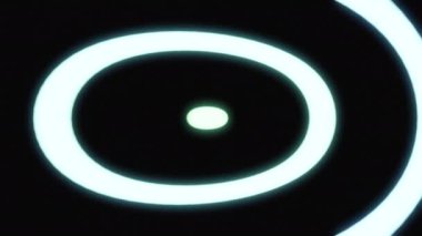 Hareket eden sıvı oval desenli bir arka plan. Tasarım. Neon ovaller siyah arkaplanda akar. Hareket eden geometrik oval akım. 