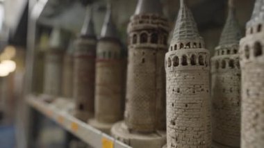  Hediyelik eşya. Başla. Markette satılan ahşap taretler düzgünce yapılmış. Yüksek kalite 4k görüntü