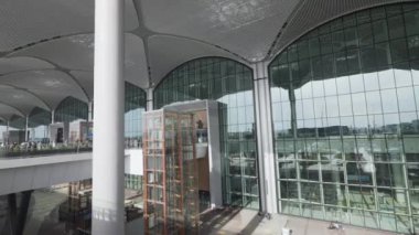 Türkiye, İstanbul - 20 Temmuz 2022: Güzel modern havaalanı. Başla. Modern binaların şık cam cepheleri. Türkiye 'de yeni havaalanı cephesi. Avrupa topraklarında uluslararası havaalanı
