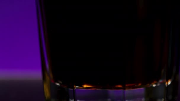 Крупный План Стекла Алкогольным Напитком Фоне Мигающих Красок Начали Стакан — стоковое видео