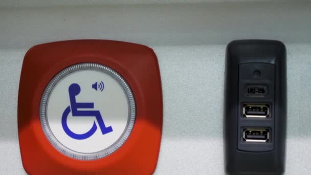 残疾人的特写按钮 帮助按钮为残疾人 协助残疾人乘坐公共交通工具的按钮 — 图库视频影像
