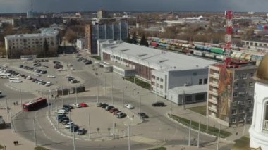 Küçük kasaba meydanında gezintiler. Başla. Eski gri şehir. Meydanı ve demiryolu yakınında binası var. Demiryolu istasyonuyla meydandaki arabaların üst görüntüsü. 