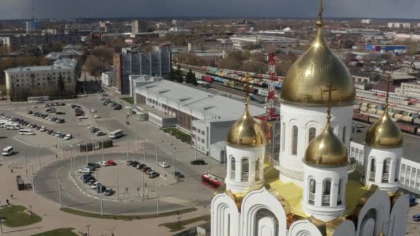 Vista Aérea Plaza Ciudad Una Iglesia Con Cúpulas Doradas Acción — Vídeo de stock