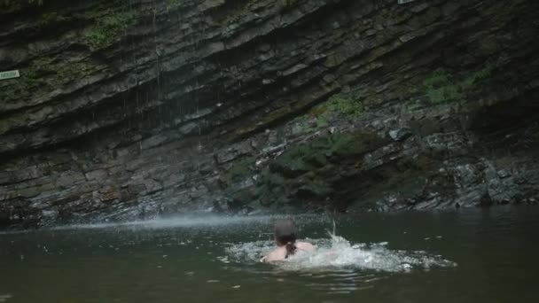 Etrafı Yosunlu Kayalarla Çevrili Dağlık Gölde Banyo Yapmak Yaratıcı Ormanda — Stok video