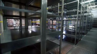 Depo, büyük lojistik ticaret yapısı. Yaratıcı. Modern bir depoda büyük metal raflar, üretim tesisinde endüstriyel depo. 