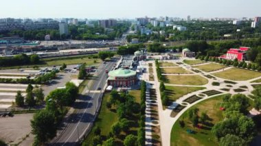 Şehrin arka planında bahçe olan eski binanın üst manzarası. Yaratıcı. Şehir dışında arsası olan güzel bir malikane. Yazın hareketli modern şehrin arka planındaki banliyö mülkü. 