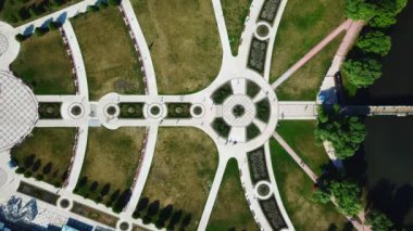 Eski bahçenin geometrik desenlerinin üst görüntüsü. Yaratıcı. Pürüzsüz yolları ve yeşil çimleri olan güzel bir bahçe. Köşkte ya da sarayda bahçedeki geometrik desenler. 