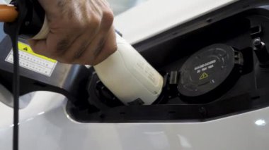 Araba için elektrik kablosu yakın plan. Medya. Elektrikli araçları şarj etmek için en son teknolojiler. Elektrikli arabalar için yakıt ikmali. 