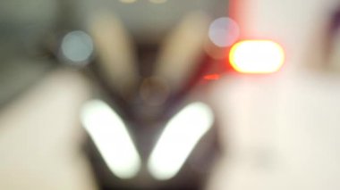 Kırmızı ve mavi yanıp sönen ışıklı, bulanık motorsikleti kapatın. Medya. Polis motorsikletinin detayları.