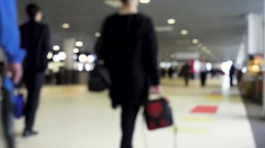 Lobide yürüyen insanların bulanık görüntüsü. Medya. Bir sürü insan alışveriş merkezinde yürüyor. Farklı kişiler ve işadamları alışveriş veya iş merkezinde dolaşıyorlar. 