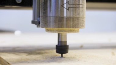 CNC 'li değirmen makinesi ahşap işi kesiyor. Medya. Fabrikadaki kesiciyi kapatın.