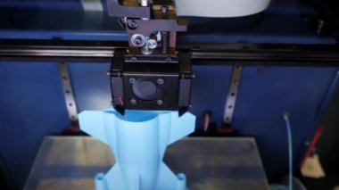 Otomatik 3D yazıcı. Medya. 3D yazıcı uzun nesneler yaratır. Büyük otomatik 3d yazıcı. 