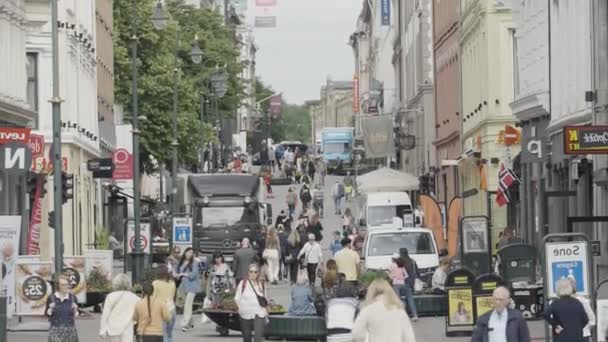 ノルウェー オスロ 2022年7月27日 多くのショップやレストランを持つ混雑した街路 アクション 人と車で忙しい通り — ストック動画