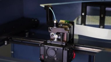 3D yazıcı yazdırma işlemi. Medya. Fabrika atölyesinde 3D baskı makinesini kapat