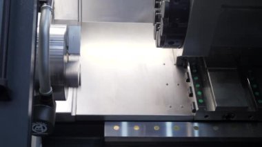 Endüstriyel fabrikadaki soyut metal dönme mekanizması. Medya. Büyük bir makinenin detayları döndürülüyor