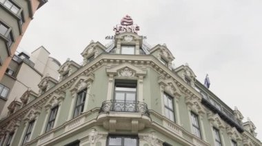 Norveç, Oslo - 27 Temmuz 2022: Bulutlu bir arka planda güzel bir binanın alt manzarası. Başla. Mimarlık kavramı