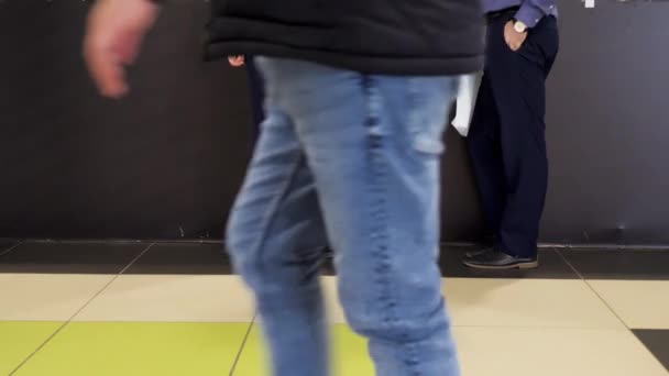 Gente Mostrador Información Medios Piernas Masculinas Pie Caminando Por Recepción — Vídeo de stock