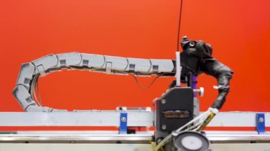 Fabrikada çalışan demir bir robot. Medya. Ağır malzemeleri olan insanlar olmadan başa çıkabilen ekipmanların geliştirilmesi. Yüksek kalite 4k görüntü