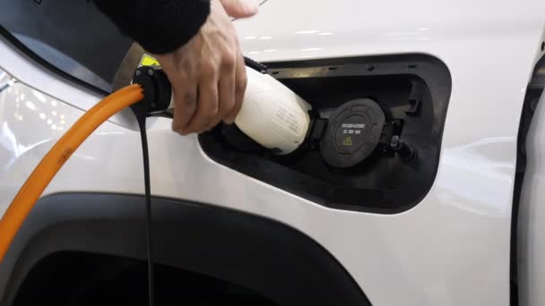 Cargando Por Coche Eléctrico Media Coche Blanco Una Gasolinera Especial — Vídeos de Stock