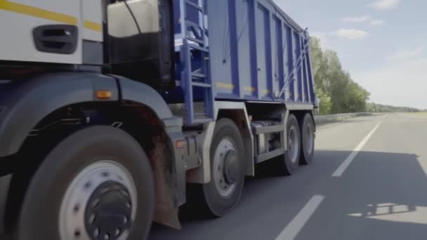 Primer Plano Camión Que Mueve Por Carretera Delante Cámara Escena — Vídeos de Stock