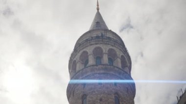 Parlak bulutlu arka planda bir kulenin alt görüntüsü. Başla. Antik mimari kavramı 