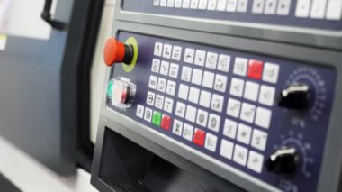 Torna tezgahı. Medya. Metallerden ve ahşaptan yapılmış boş mermilerle çalışmak için mavi ekranda farklı düğmeler. Yüksek kalite 4k görüntü