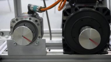 Büyük metal dönen parçalar. Medya. Metal parçalar farklı yönlere dönüyor, modern ekipmanlar fabrikalarda. Yüksek kalite 4k görüntü