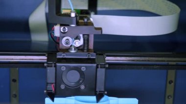 Hareket makinesinin 3D yazıcıda yakın plan görüntüsü. Medya. 3D yazıcıda makine ile nesneler oluşturuluyor. Yazdırma sırasında 3d yazıcı makinesinin işlem süreci.