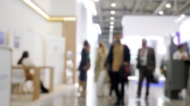 İnsanlar etkinlik için toplandı. Medya. Ofiste farklı yönlere gidecek büyük bir grup insan. Yüksek kalite 4k görüntü