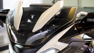 Büyük moto. Medya. Kırmızı ve mavi renkli parlak beyaz bir motosiklet. Yüksek kalite 4k görüntü