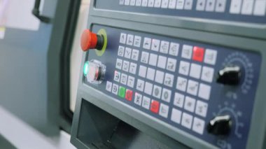 Fabrikadaki üretim makinesinin kontrol panelinin arkasında çalışan kişi. Medya. Endüstriyel üretim, ağır makineler