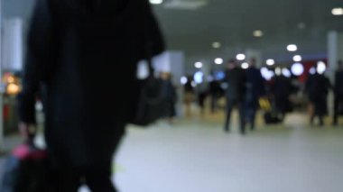 Sergi merkezindeki kalabalık dağıldı. Medya. Bulanık arka plan, bina içinde yürüyen insanlar.